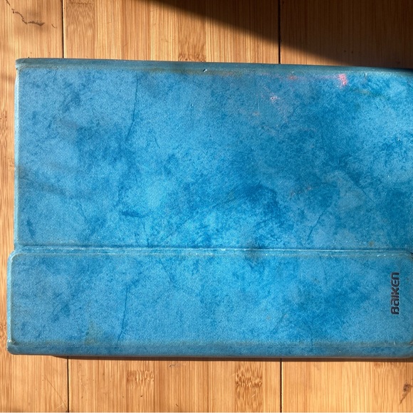 IPad Model A1566 with charger, keyboard, and case - Picture 3 of 4